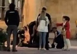 Los agentes, tras reducir a uno de los supuestos agresores.