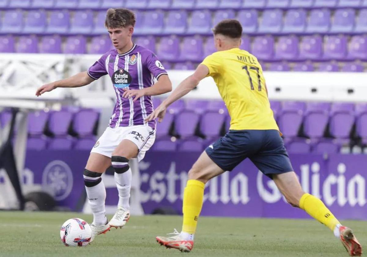 Chasco controla un balón en el amistoso jugado en Zorrilla ante el Pau.