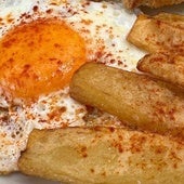 Un clásico plato de huevos con patatas gratis en el barrio de Covaresa