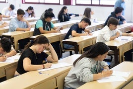 Alumnos en el Campus Esgueva de la Universidad de Valladolid realizan la Ebau.