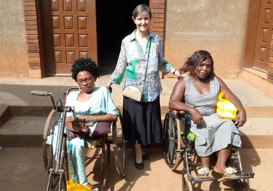 Lourdes Real, junto a dos mujeres con discapacidad, en la comunidad de Camerún.