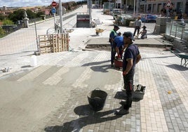 Colocación del adoquín en el inicio de Padre Claret.