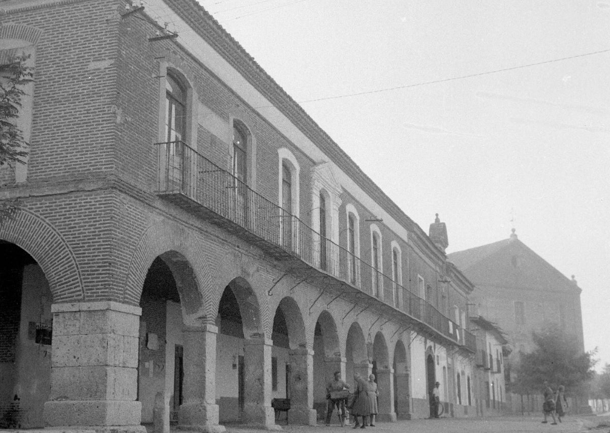 Imagen secundaria 1 - Arriba, cuadro de Juan Planella que representa a los comuneros, liderados por Padilla, saliendo de Valladolid. Abajo, fotografía antigua de La Seca con la iglesia de La Asunción al fondo, y copia de la carta de los capitanes comuneros.