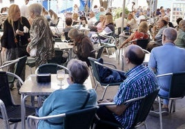 Terrazas repletas de público en la Plaza Mayor de Valladolid este lunes.