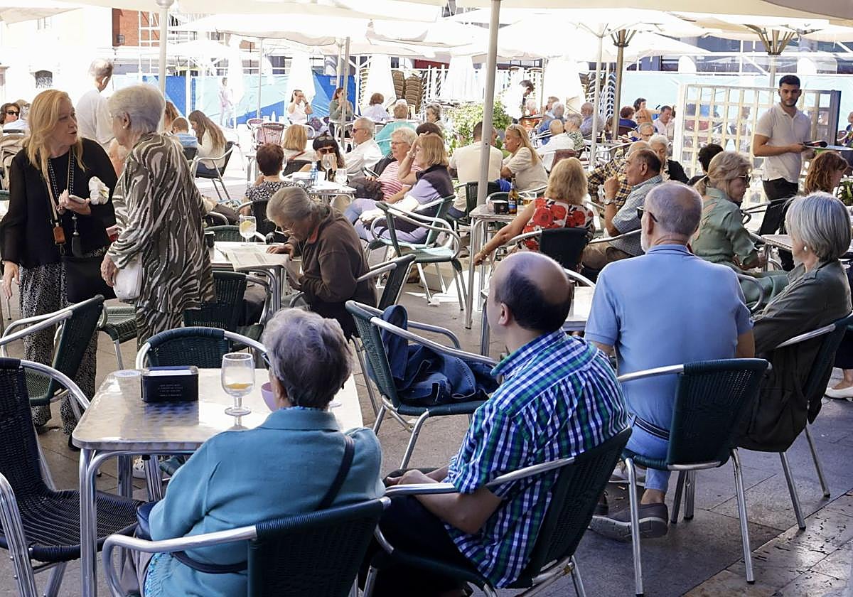 Terrazas repletas de público en la Plaza Mayor de Valladolid este lunes.