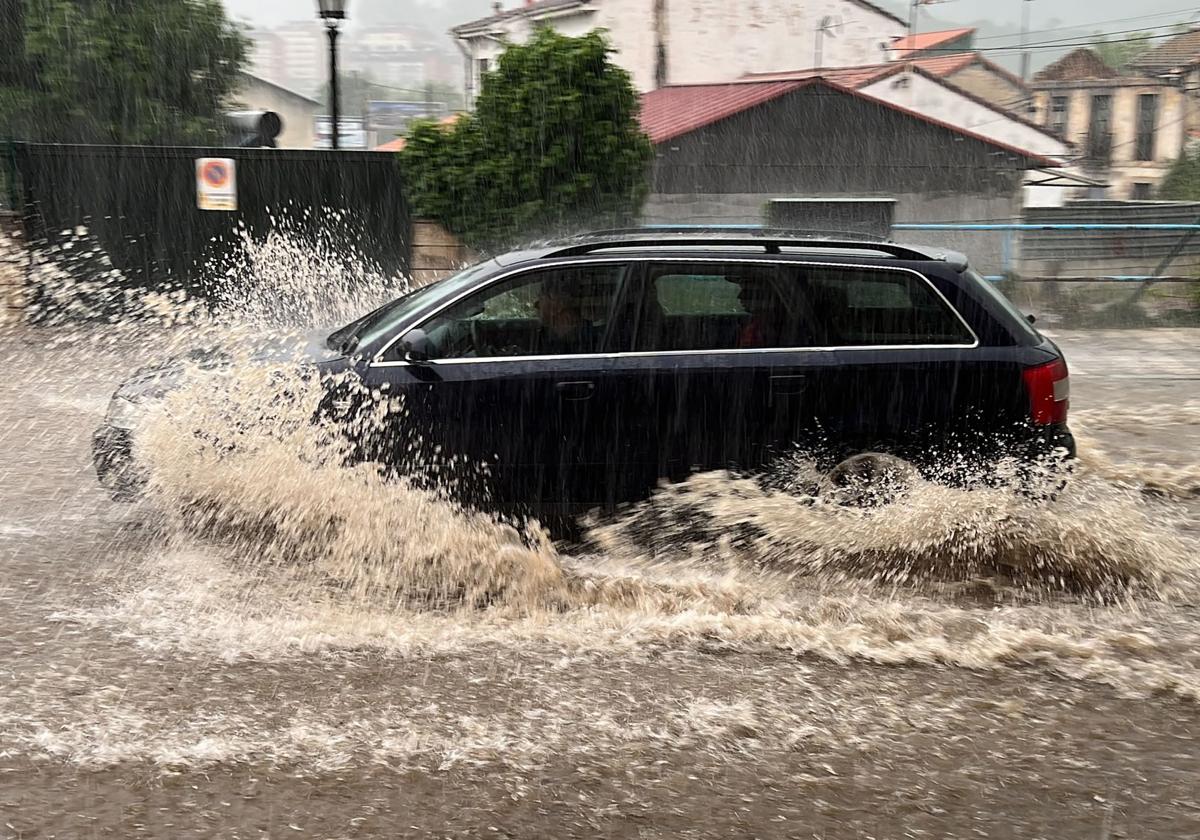 En la mayoría de los casos, la única solución ante un coche inundado es reclamar al seguro los daños que corresponda.