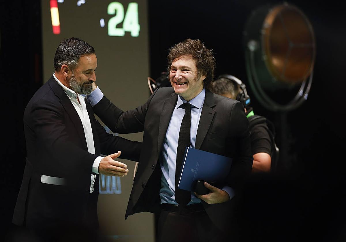 Santiago Abascal (i), junto al presidente de Argentina, Javier Milei (d), en la convención política de Vox celebrada en Madrid el pasado mes de mayo.