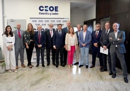 . El presidente de CEOE Castilla y León, Santiago Aparicio (5i), y el consejero de Economía y Hacienda y portavoz de la Junta, Carlos Fernández Carriedo (6i), antes de la Junta Directiva de la patronal.