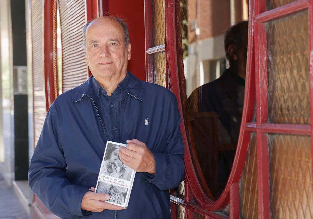 Gustavo Martín Garzo, con su último libro, 'El cuarto de los sombreros'.