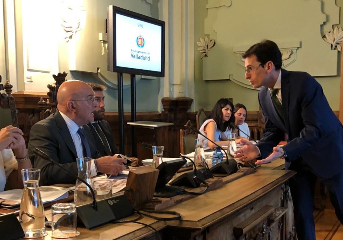 Jesús Julio Carnero y Pedro Herrero, en el Ayuntamiento.