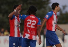 Los jugadores del Tordesillas celebran un gol en el Trofeo Diputación.