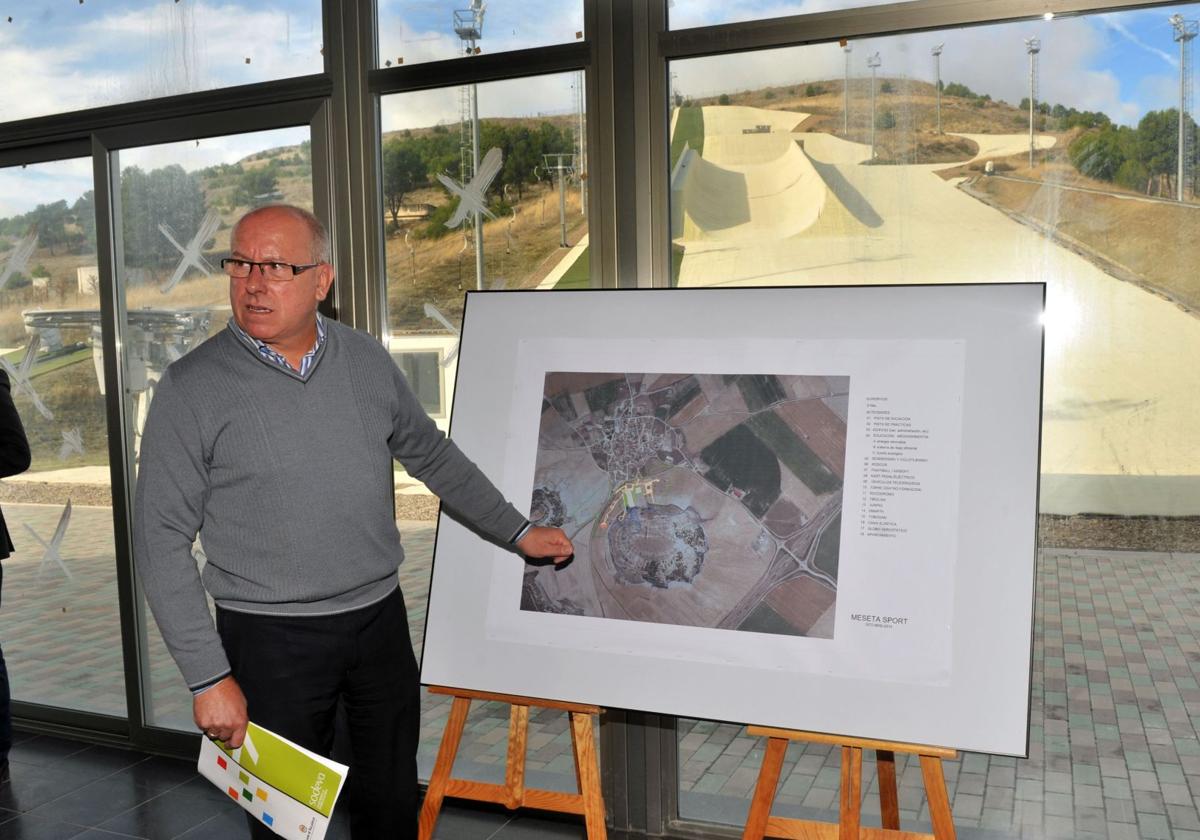 Alfonso Centeno, en las instalaciones paralizadas de Meseta Ski, durante la presentación de un proyecto alternativo.