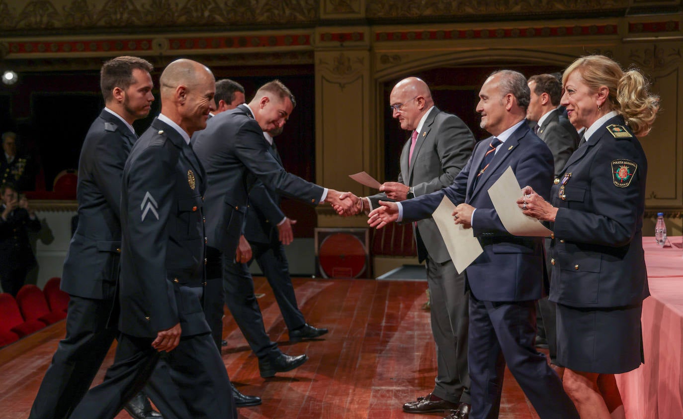 Las imágenes del acto en el Teatro Calderón por el Día de la Policía Municipal