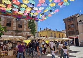 Puestos de exposición y venta, en la IV Feria del Folklore.
