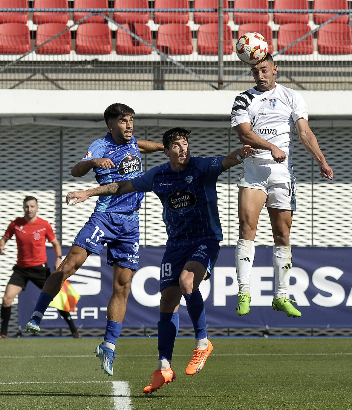 Fotografías del partido entre la Segoviana y el Ourense