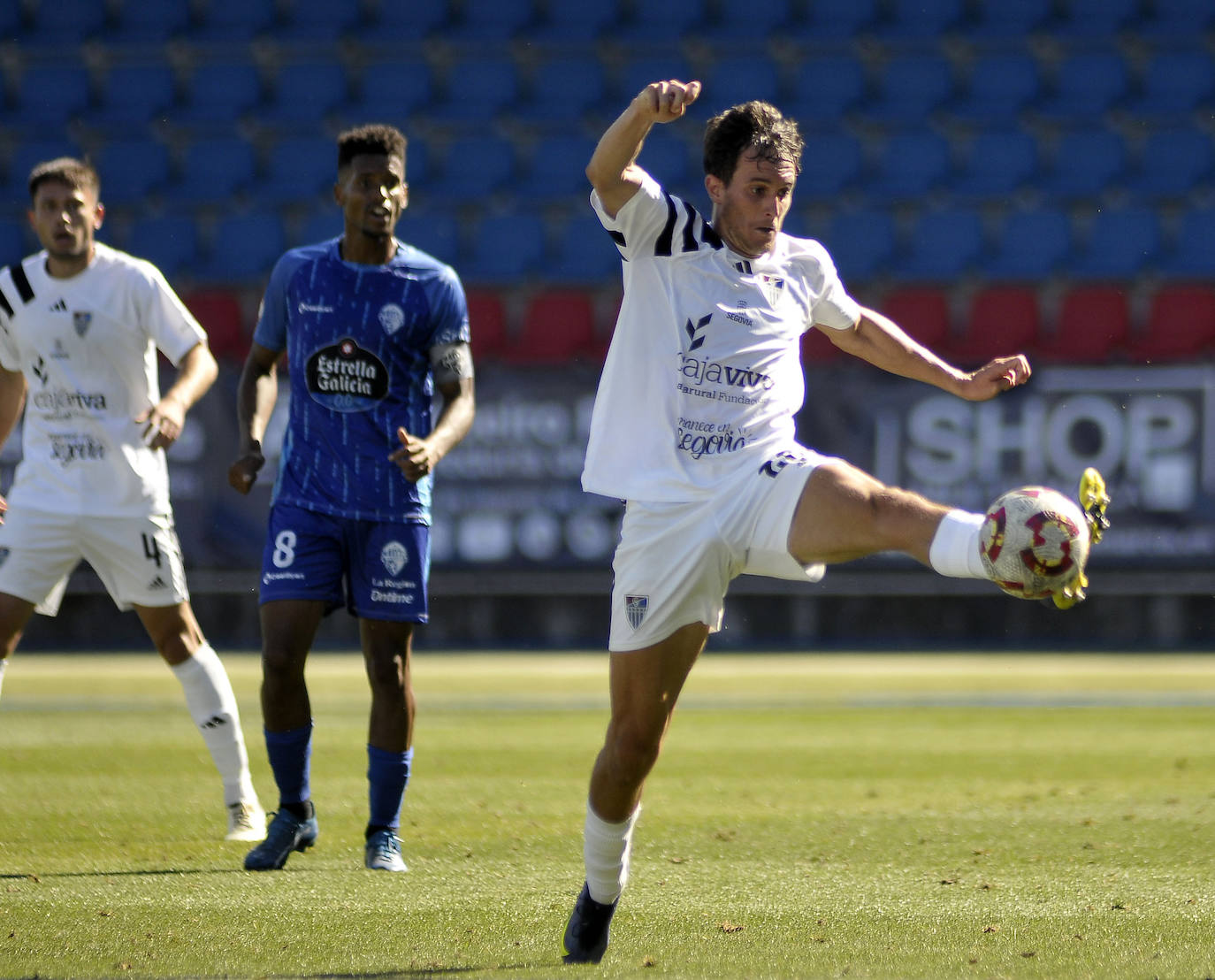 Fotografías del partido entre la Segoviana y el Ourense