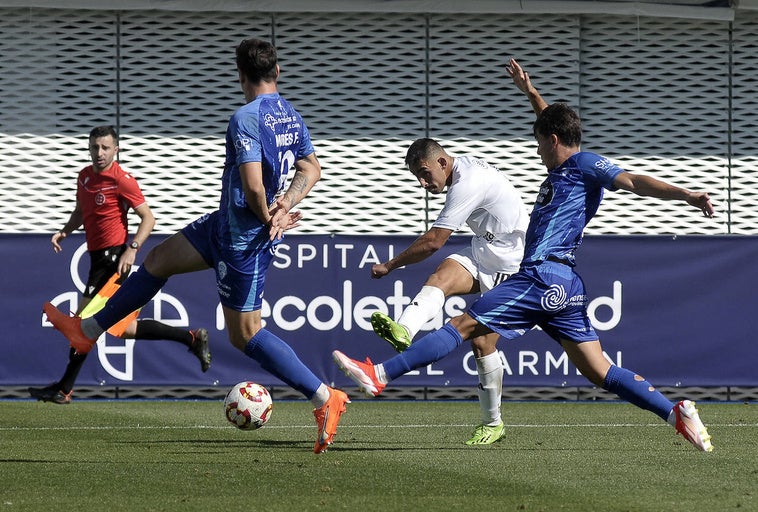 Davo dispara a portería en una de las ocasiones de la Segoviana.