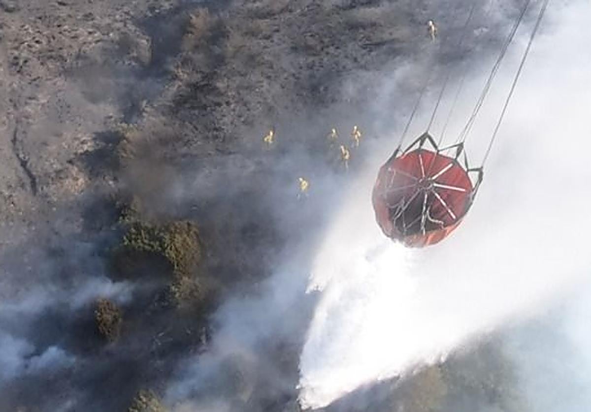 Labores de extinción del incendio en Zamora.