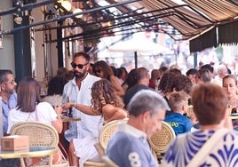 Vallisoletanos conversan en una terraza de la ciudad.