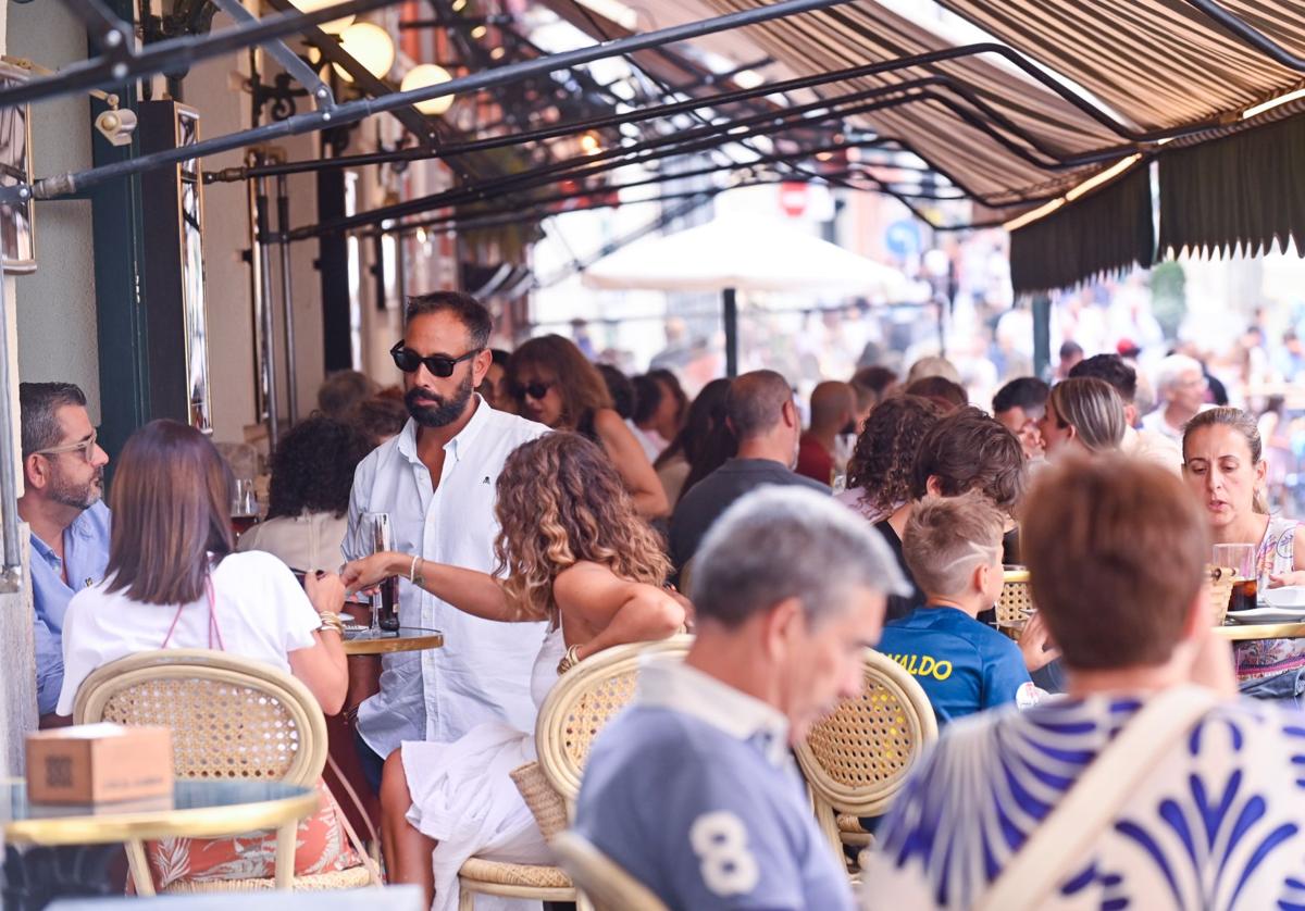 Vallisoletanos conversan en una terraza de la ciudad.