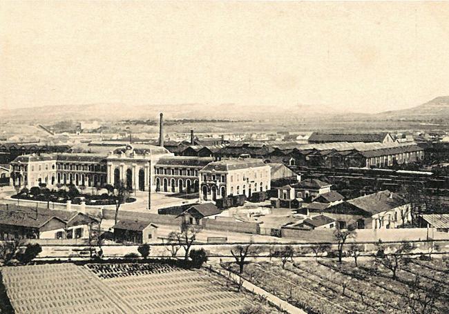 Tarjeta postal de la estacióan de Valladolid, donde se observan, al fondo, los talleres generales en 1914.