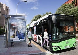 Varios usuarios cogen el autobús en una parada de Parquesol.