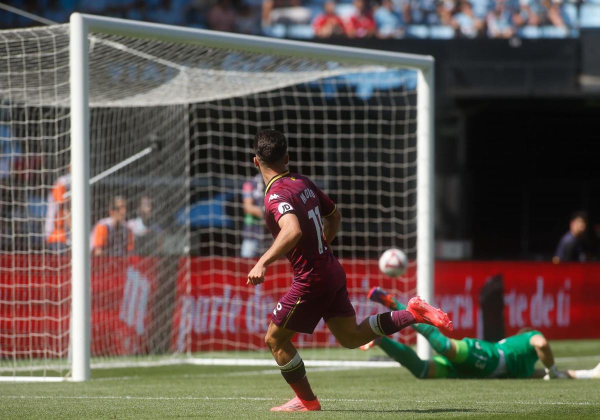 Moro bate a Guaita en Balaídos para anotar el gol del Real Valladolid al inicio de la segunda parte.