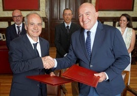 El alcalde de Valladolid y el presidente de la Cámara Municipal de Guimarães firman un protocolo de colaboración entre ambas ciudades.