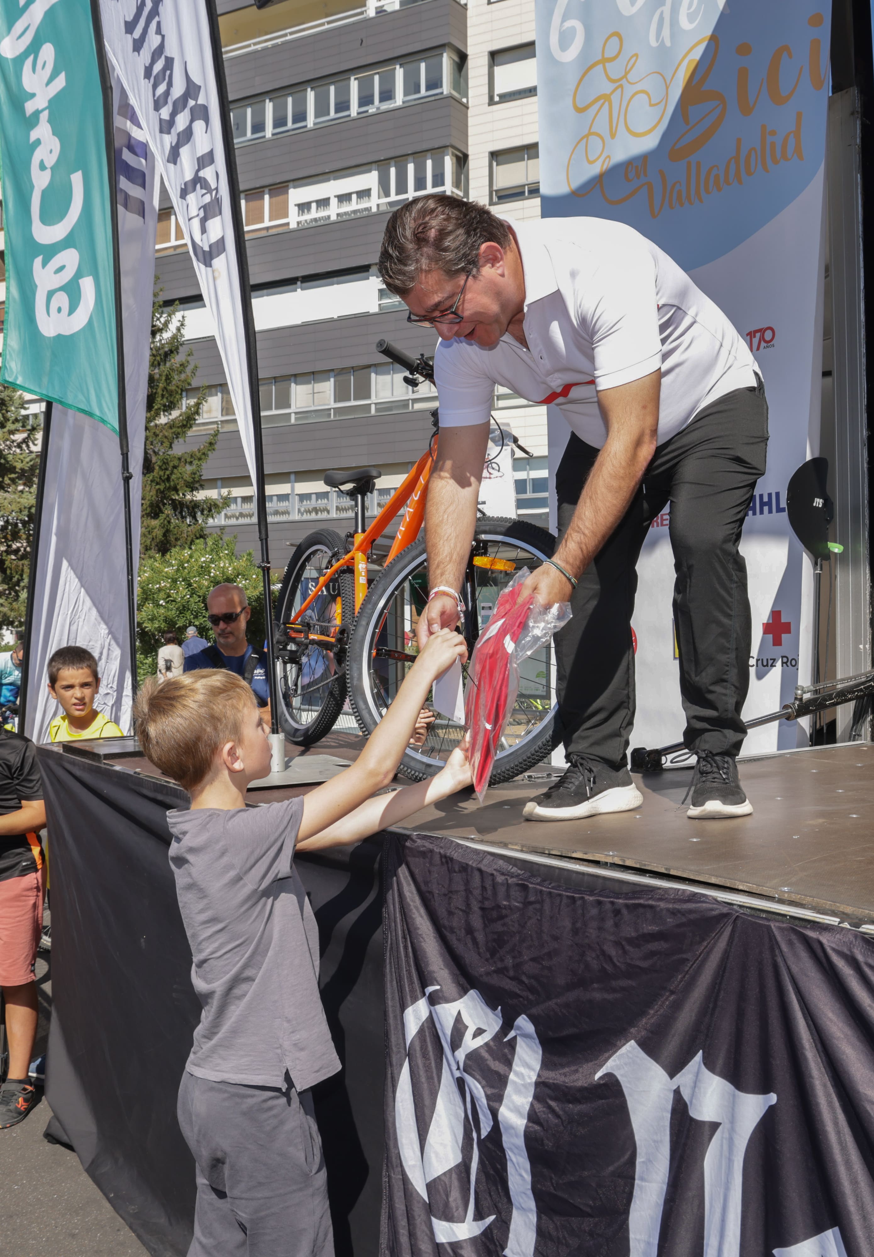 Búscate en las fotos de los participantes en el VI Día de la Bici