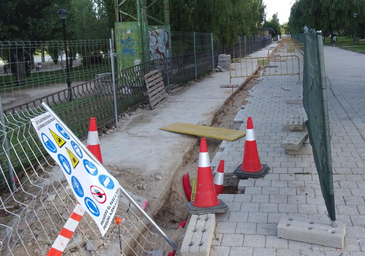 Imagen principal - Arriba, plataforma del carril bici desde el cruce con el paseo de El Catarro hacia Poniente. Debajo, a la izquierda, acceso cortado a la escalinata que lleva a la playa por las obras. A la derecha, el contador de usuarios del carril bici del paseo de Isabel la Católica.