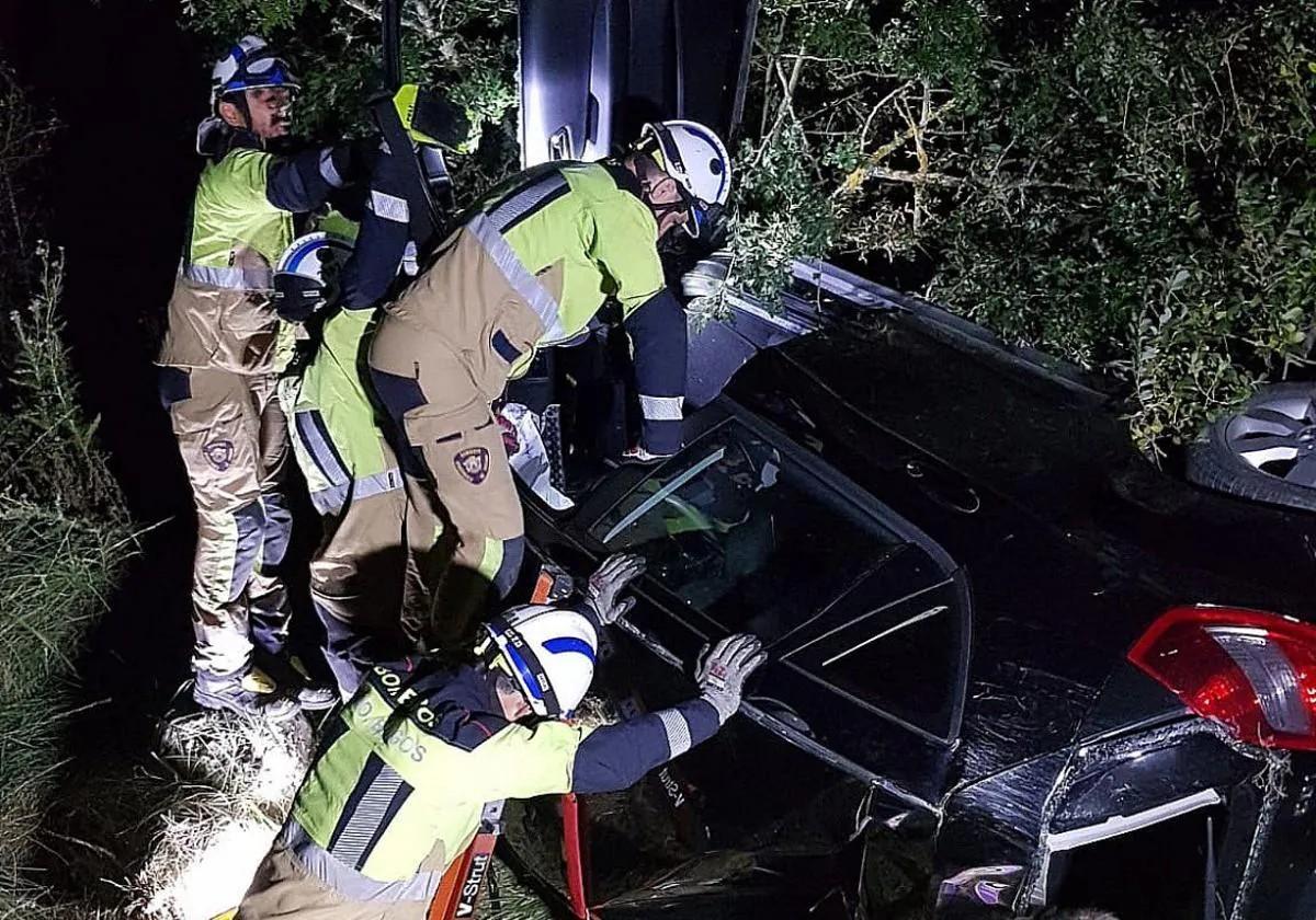 Los bomberos estabilizaron y portearon el vehículo.