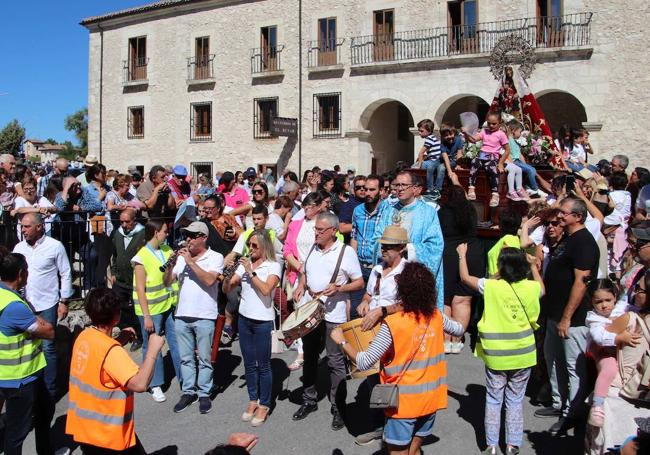 Un momento de la procesión de la Virgen, a la salida del santuario.