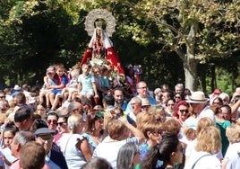 La imagen de la Virgen se abre paso entre la multitud.