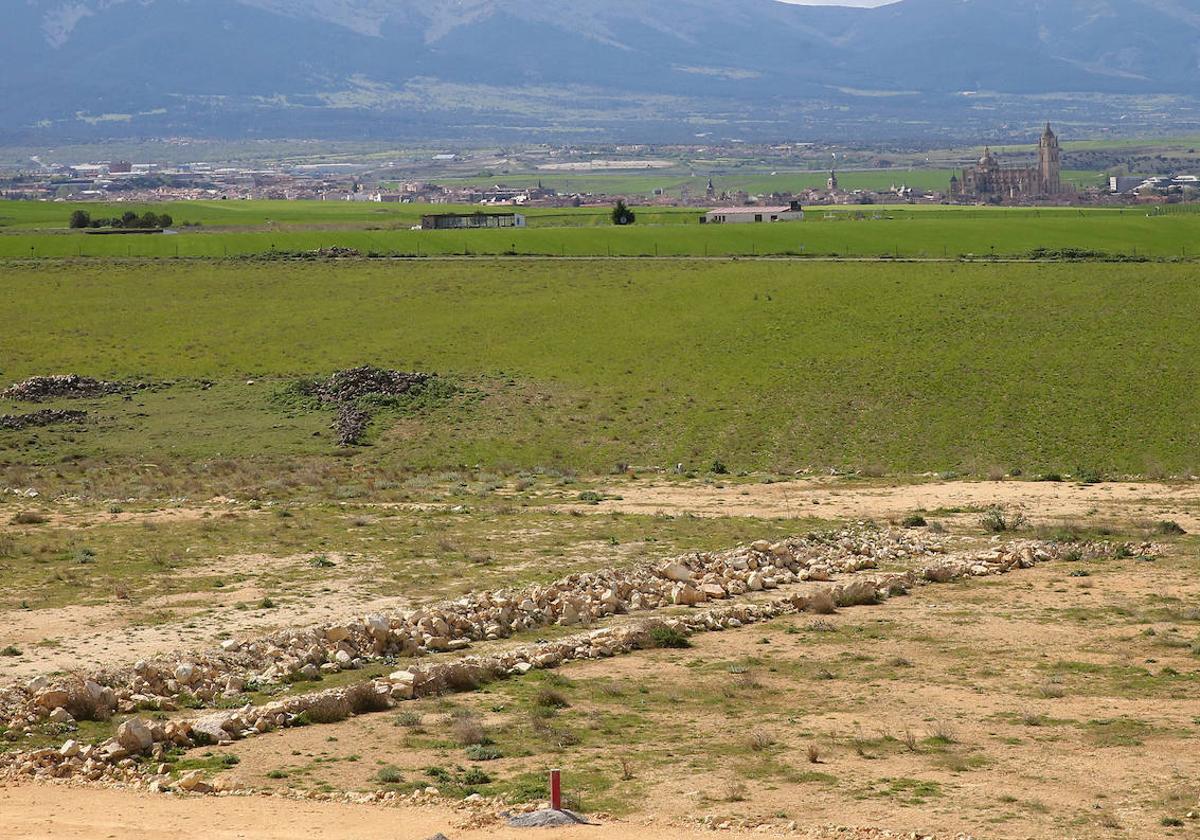 Terreno del polígono Los Hitales, en Bernuy, a desarrollar. Al fondo se ve la ciudad.