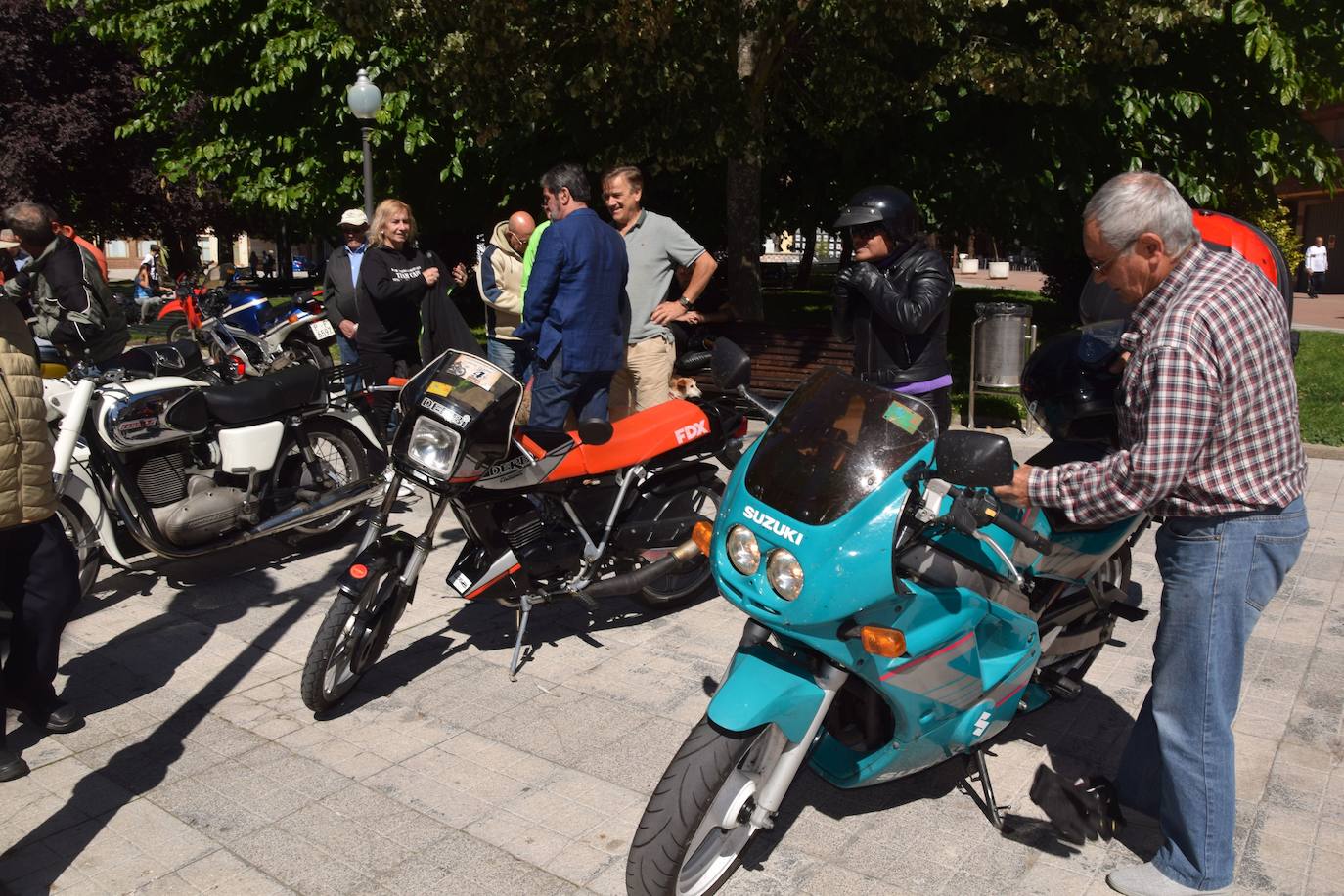 Las motos clásicas rugen en Guardo