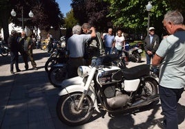 Exhibición de motos clásicas en Guardo.