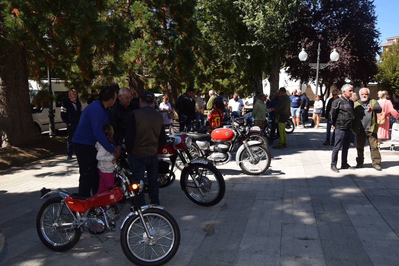 Las motos clásicas rugen en Guardo