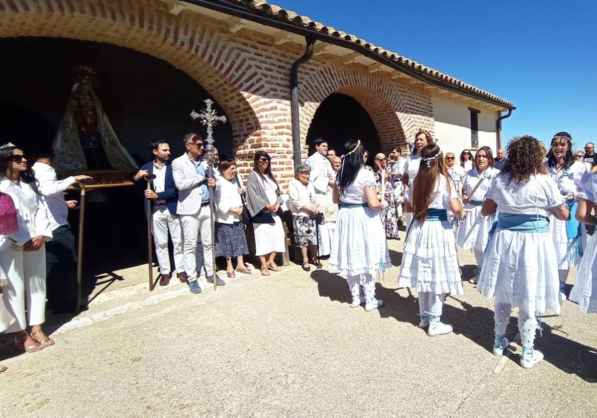Danzas de paloteo, ante la Virgen.