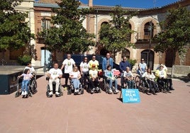 Participantes en el taller Ponte en mi lugar, durante la ruta urbana en silla de ruedas.