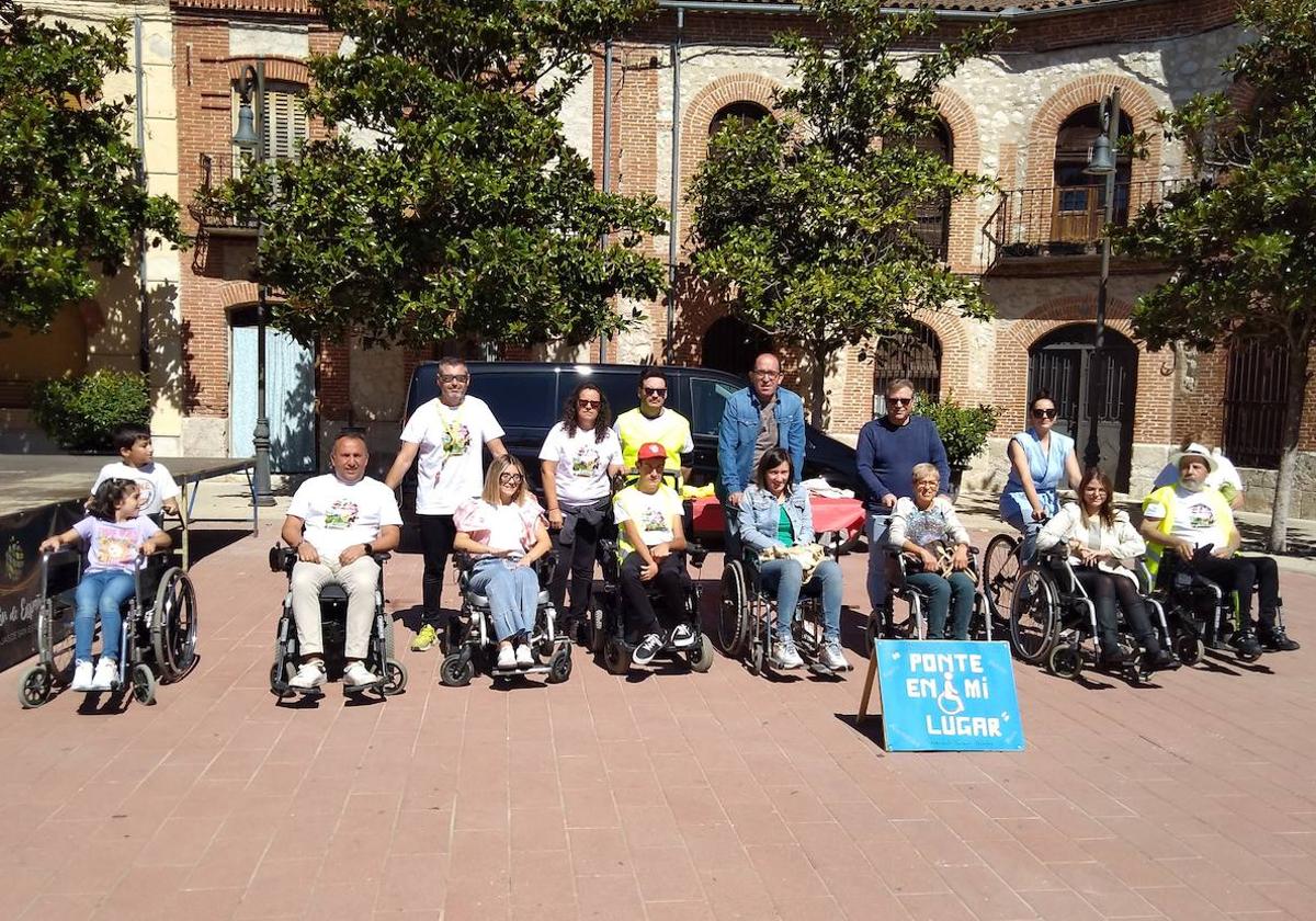 Participantes en el taller Ponte en mi lugar, durante la ruta urbana en silla de ruedas.