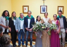El presidente Conrado Íscar y el alcalde de Peñaflor de Hornija con las reinas de las fiestas y el resto de autoridades
