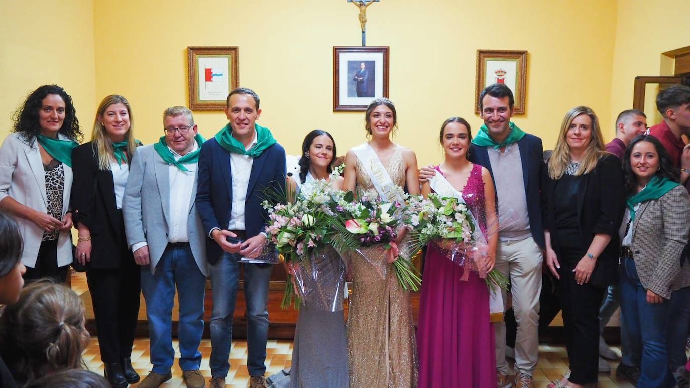 El presidente Conrado Íscar y el alcalde de Peñaflor de Hornija con las reinas de las fiestas y el resto de autoridades