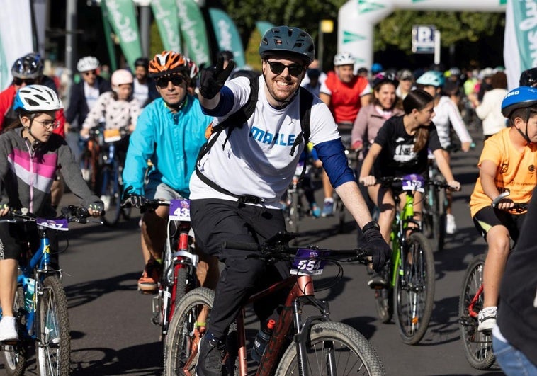 Uno de los participante en el VI Día de la Bici saluda a la cámara durante la salida.