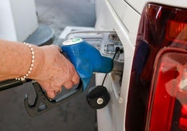 Mujer repostando gasolina, en imagen de archivo.