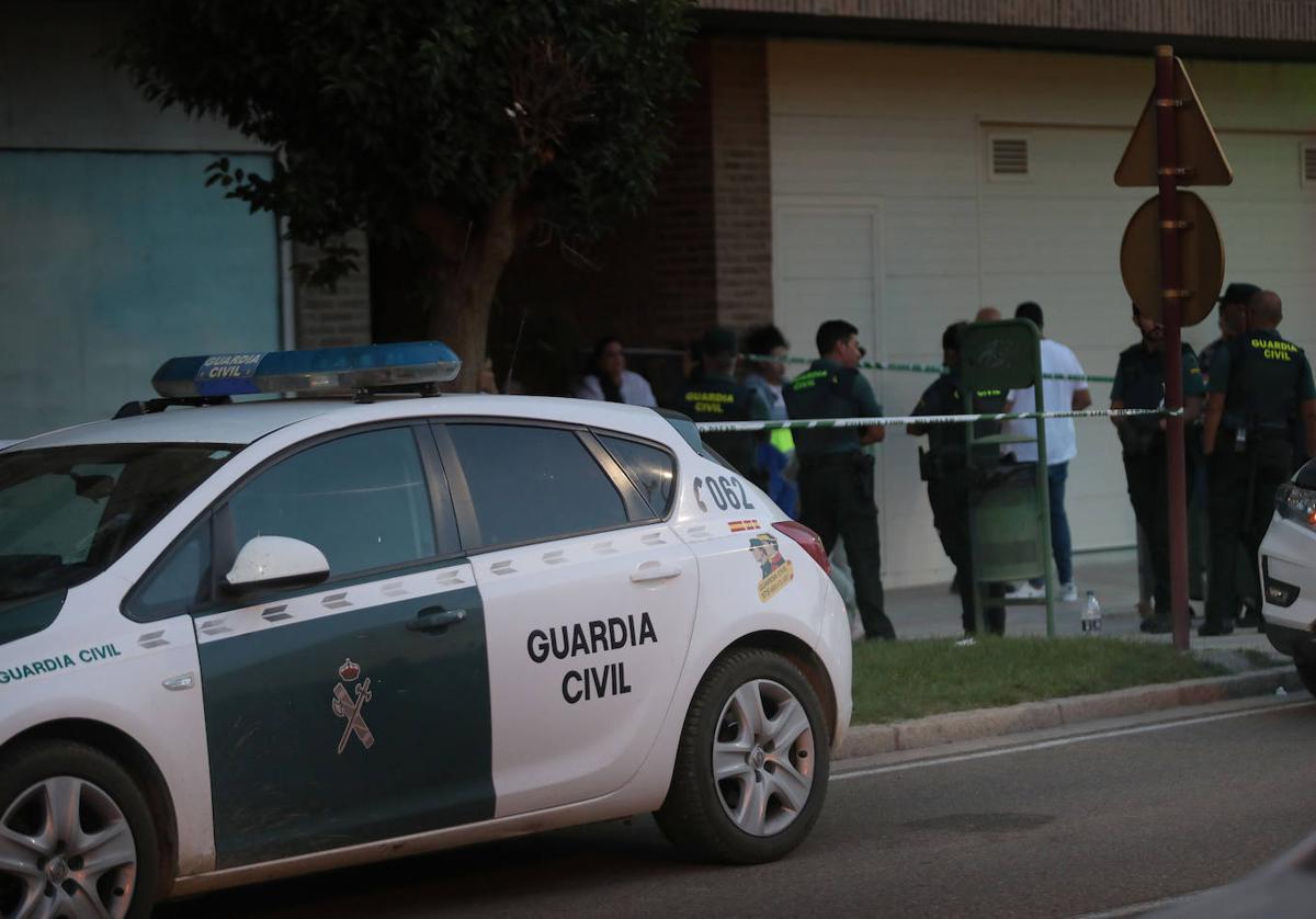 Entrada acordonada al inmueble de Venta de Baños donde se produjo el suceso.