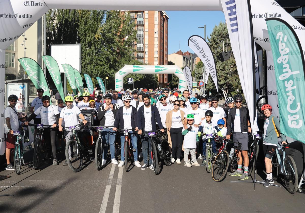 Búscate en las fotos de los participantes en el VI Día de la Bici