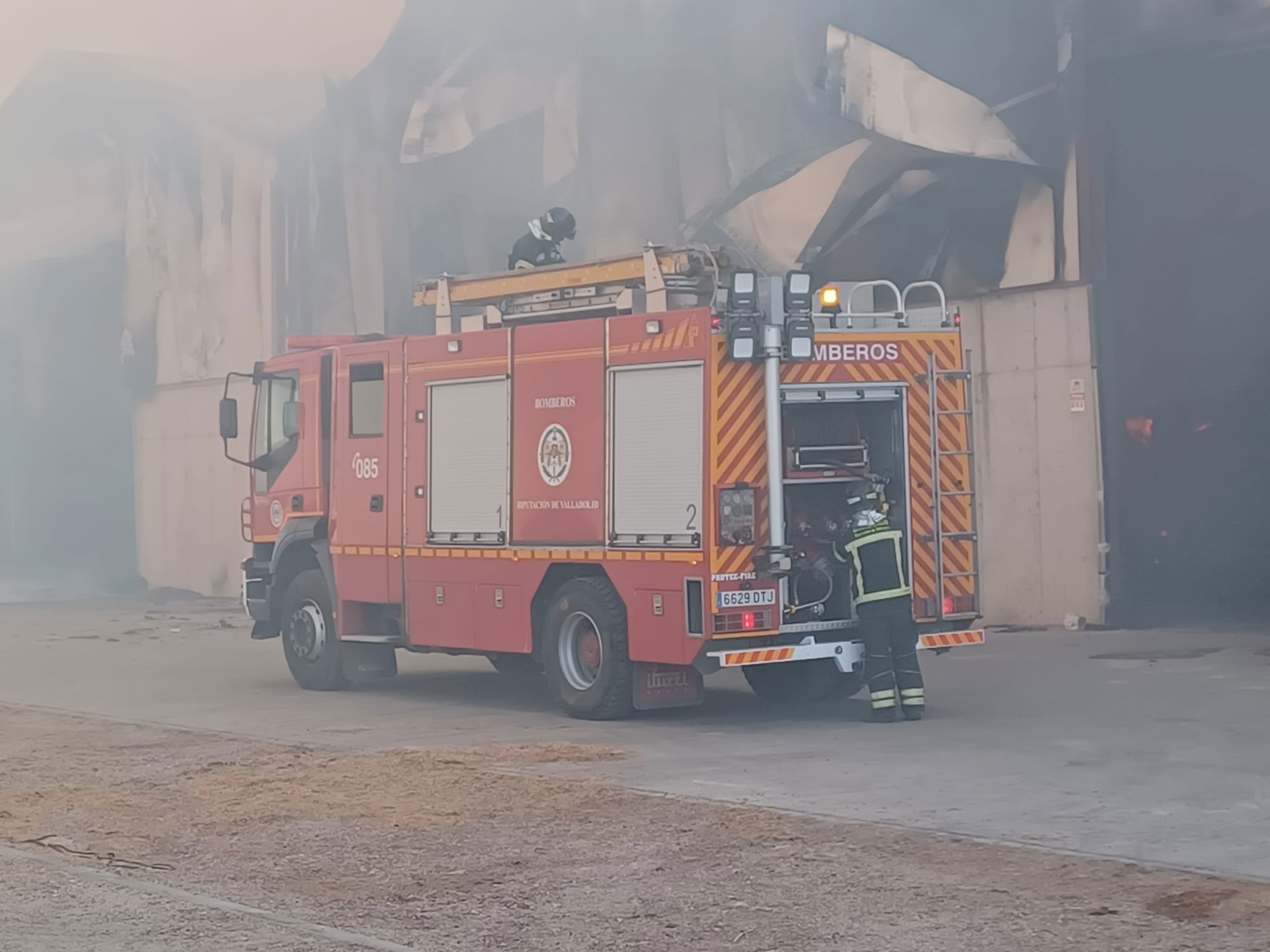 El incendio en un almacén de forraje en Tiedra, en imágenes