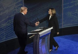 Trump y Harris se saludan antes del debate televisado del pasado día 10.