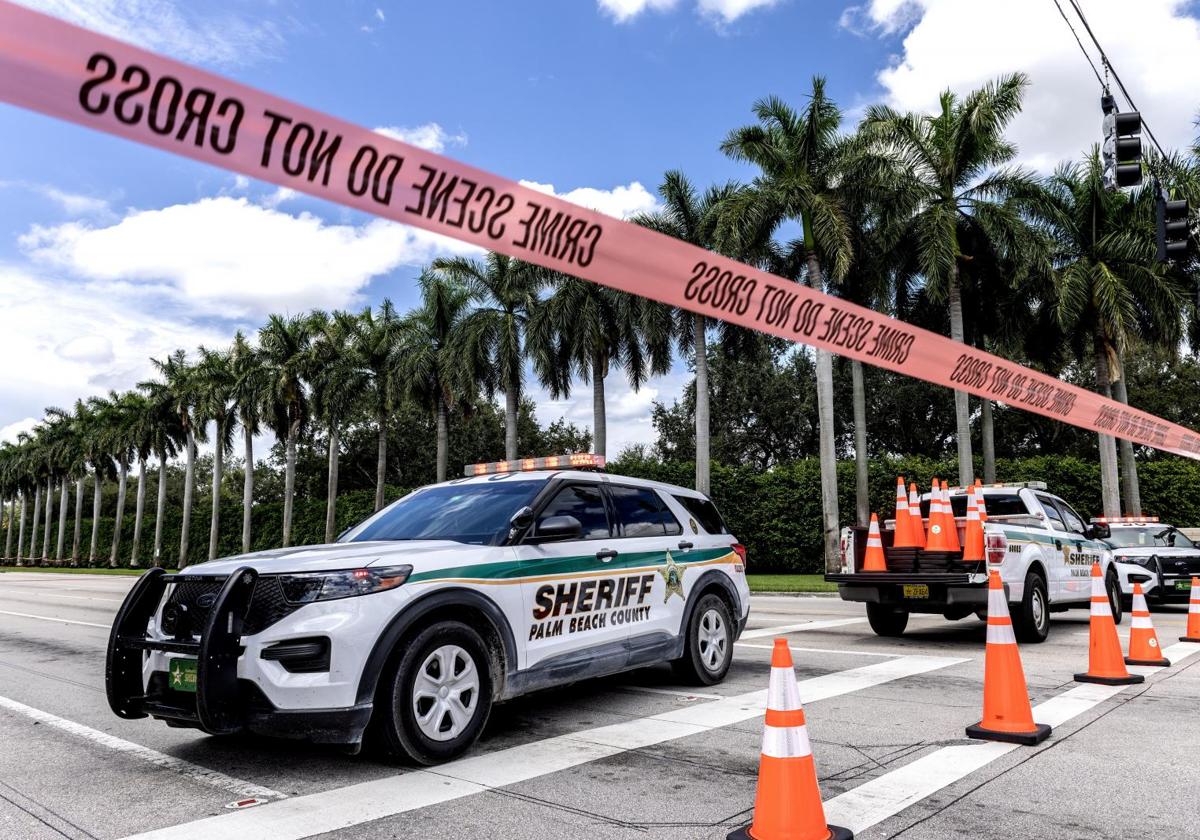 Policías en el Trump International Golf Club de Palm Beach, en el estado de Florida.