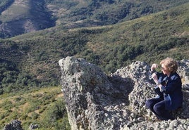 La Reina Sofía observa la Montaña Palentina desde Resoba con unos prismáticos.